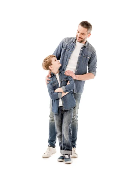 Vue pleine longueur du père et du fils souriants se regardant isolés sur blanc — Photo de stock