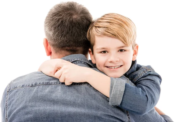 Eccitato sorridente ragazzo abbracciando padre isolato su bianco — Foto stock