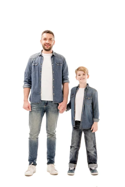 Vista completa de sonriente hijo y padre tomados de las manos aislados en blanco - foto de stock