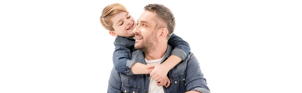 Panoramaaufnahme eines lächelnden Jungen, der seinen Vater isoliert auf Weiß umarmt — Stockfoto