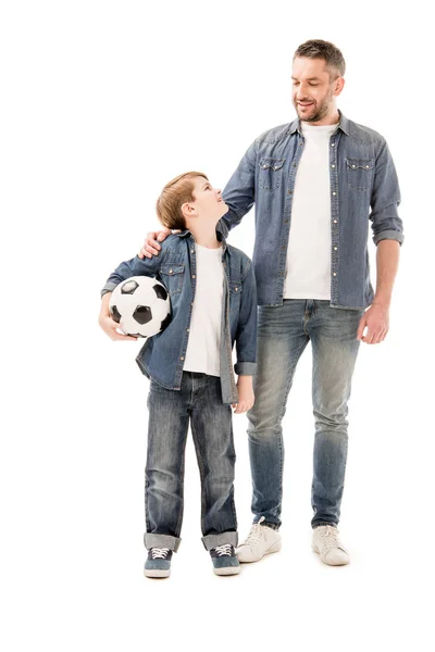 Вид сына и папы в полный рост с футбольным мячом, изолированным на белом — стоковое фото