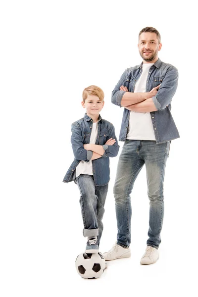 Volle Länge Ansicht von Sohn und Vater mit Fußball isoliert auf weiß — Stockfoto