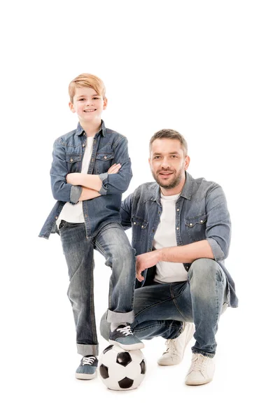 Filho e pai com bola de futebol isolado em branco — Fotografia de Stock