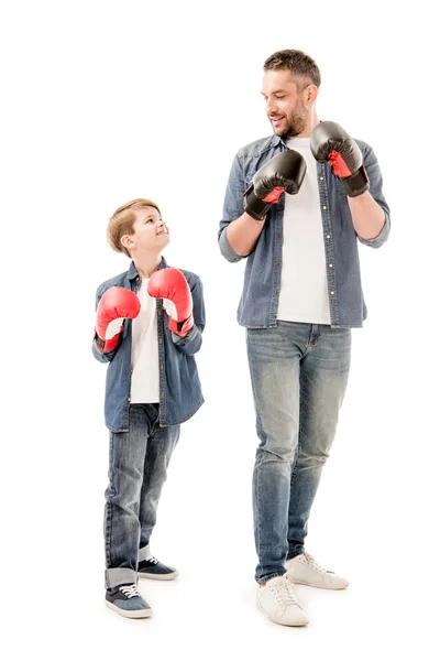 Ganzkörperansicht von Vater und Sohn in Boxhandschuhen isoliert auf weiß — Stockfoto