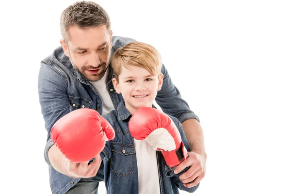 Papa enseignement fils à boxe isolé sur blanc — Photo de stock