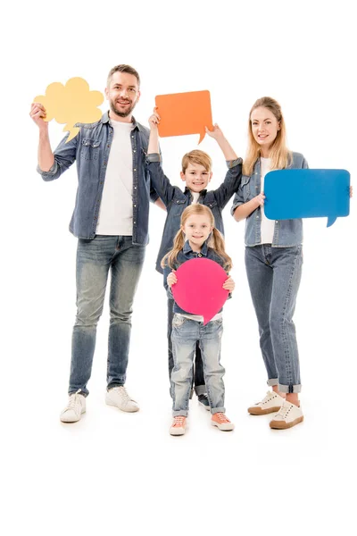 Ganzkörperansicht der lächelnden Familie in Jeans, die Sprechblasen isoliert auf Weiß hält — Stockfoto