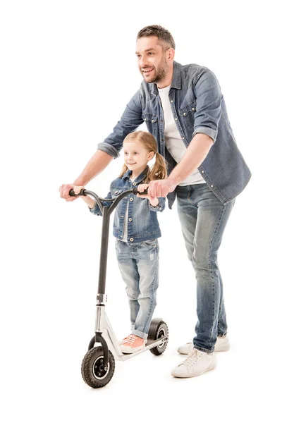 Vista completa de papá y su hija sonrientes con scooter aislado en blanco - foto de stock