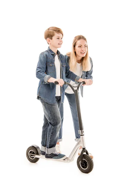 Вид матери и сына в полный рост на скутере, изолированном на белом — стоковое фото