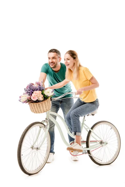 Coppia felice con bici e cesto di fiori isolato su bianco — Foto stock