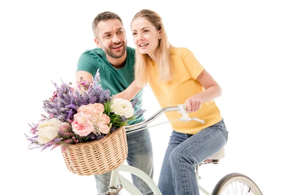 Coppia felice con bici e cesto di fiori isolato su bianco — Foto stock