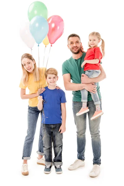 Vue pleine longueur de la famille souriante avec des ballons colorés isolés sur blanc — Photo de stock