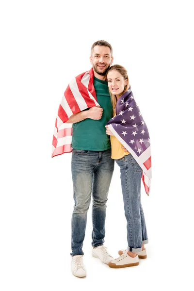 Vista completa de pareja sonriente con bandera americana abrazando aislado en blanco - foto de stock