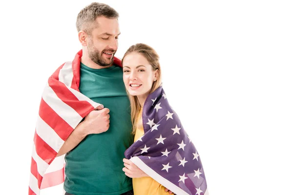 Couple souriant avec drapeau américain embrassant isolé sur blanc — Photo de stock