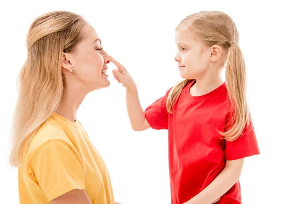 Seitenansicht glücklicher Mutter und Tochter, die sich isoliert auf Weiß betrachten — Stockfoto