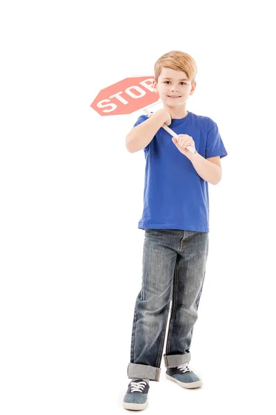 Повний вигляд усміхненого хлопчика, який тримає знак зупинки ізольовано на білому — стокове фото