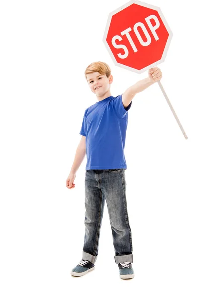 Volle Länge Ansicht des lächelnden Jungen hält Stoppschild isoliert auf weiß — Stockfoto