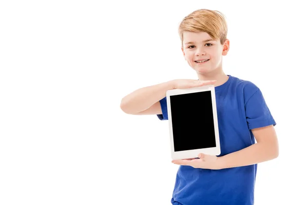 Menino sorridente em camiseta azul segurando tablet digital com tela em branco isolado em branco — Fotografia de Stock