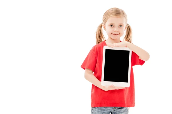 Lächelndes Kind im roten T-Shirt mit digitalem Tablet und leerem Bildschirm, isoliert auf weißem Hintergrund — Stockfoto