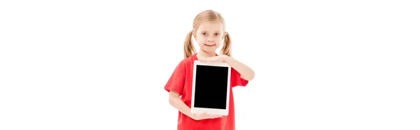 Plan panoramique d'un enfant souriant en t-shirt rouge tenant une tablette numérique avec écran blanc isolé sur blanc — Photo de stock