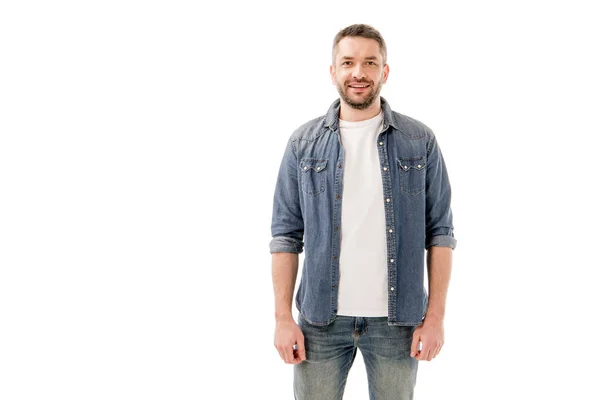 Vista frontale dell'uomo barbuto sorridente in camicia di jeans isolato su bianco — Foto stock