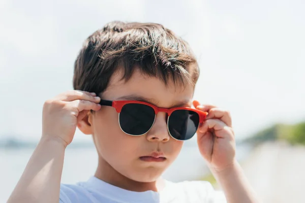 Schattig Serieus Jongen Dragen Stijlvolle Zonnebril — Stockfoto