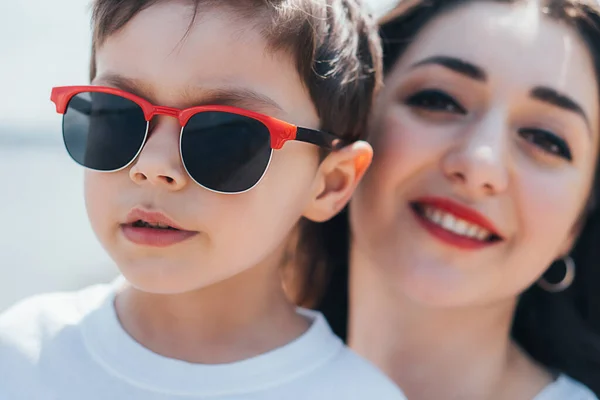 Selektivt Fokus Snygg Pojke Solglasögon Nära Lycklig Mor — Stockfoto