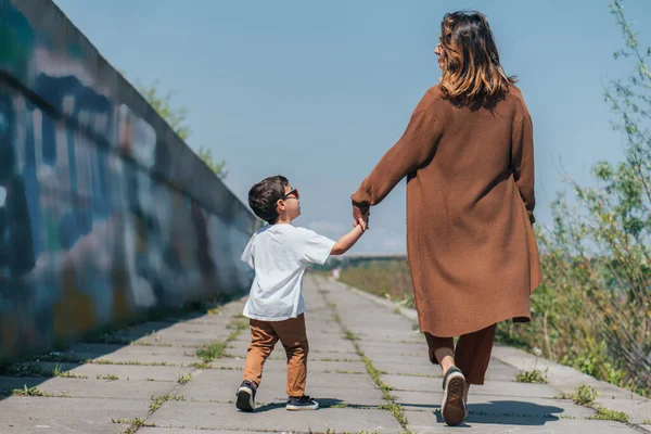 Μητέρα Και Χαριτωμένο Γιο Περπάτημα Στο Δρόμο Και Κρατώντας Χέρια — Φωτογραφία Αρχείου