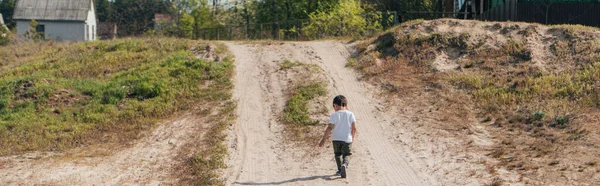Panoramic Shot Kid Walking Sand — Stock Photo, Image