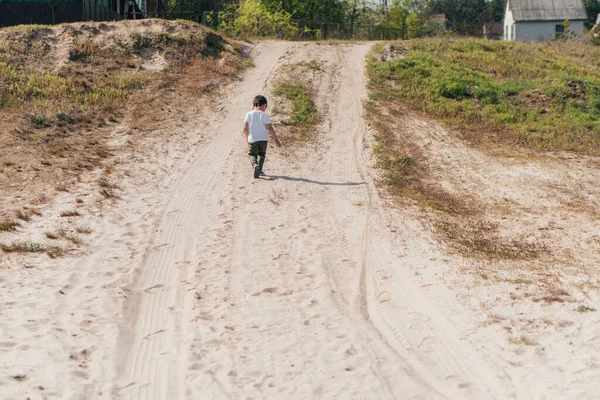 Vedere Din Spate Copilului Care Merge Nisip Afară — Fotografie, imagine de stoc