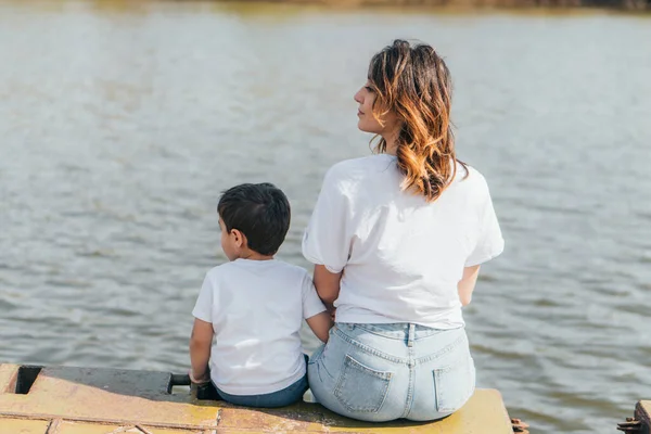 Mãe Atraente Sentado Perto Filho Bonito Lago — Fotografia de Stock