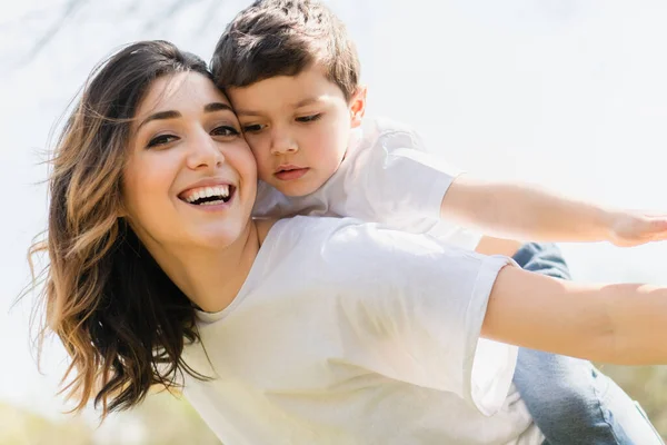 Vue Angle Bas Mère Gaie Regardant Caméra Près Fils Adorable — Photo