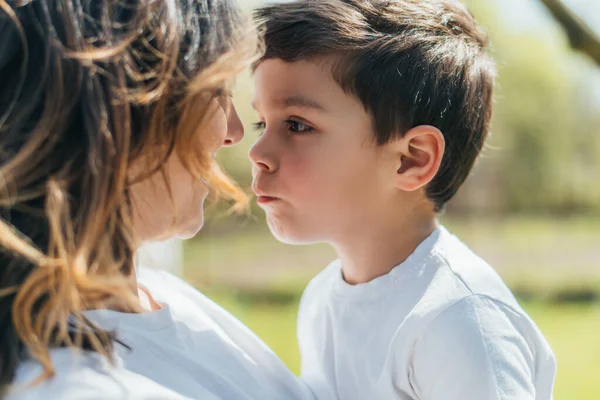 Foco Seletivo Menino Bonito Olhando Para Mãe — Fotografia de Stock