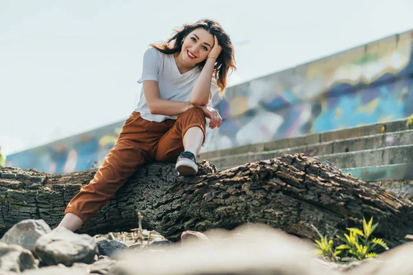 Selectieve Focus Van Vrolijke Vrouw Zittend Boomstam — Stockfoto