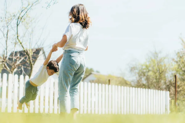 Annenin oğluyla el ele tutuşup dışarıda vakit geçirmesi. 