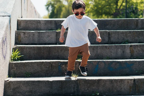 Стильний Хлопчик Модних Сонцезахисних Окулярах Ходять Сходах Ліцензійні Стокові Фото