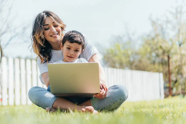 Вибірковий Фокус Щасливої Матері Сина Використовуючи Ноутбук Сидячи Траві Ліцензійні Стокові Фото