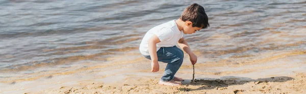 Панорамний Урожай Босоніж Хлопчика Тримає Палицю Біля Мокрого Піску Ставка Стокове Зображення