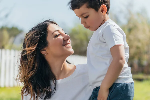 Felice madre guardando carino figlio al di fuori — Foto stock