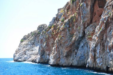 Deniz kayalıklarla. Akdeniz.