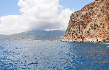 Deniz kayalıklarla. Akdeniz.