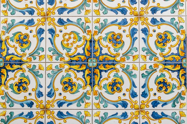 Traditionella utsmyckade italienska dekorativa keramiska plattor från Vietri, färgglada bakgrund — Stockfoto