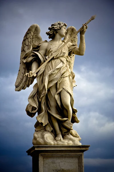 Berninis marmeren beeld van engel van de SantAngelo brug in Rome, Italië — Stockfoto