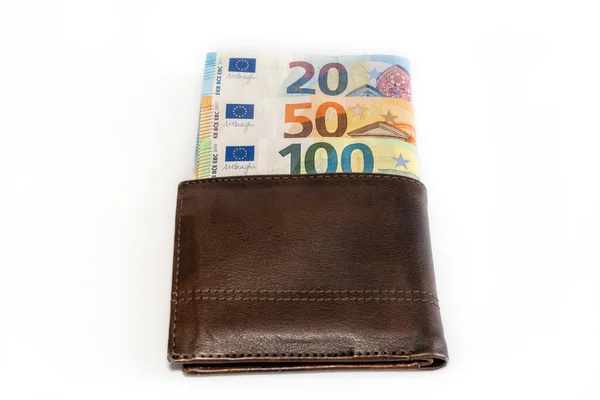 Vista superior de la cartera de cuero genuino marrón con billetes en el interior aislado sobre fondo blanco . —  Fotos de Stock