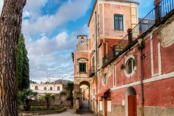 Ravello, Amalfi Sahili, Campania, Napoli, İtalya 'nın tarihi merkezindeki Antik Kızıl Bina