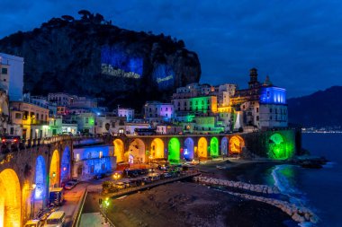Napoli, İtalya, Aralık 2019: Atrani, İtalya 'da Amalfi kıyısında küçük bir kasabadır..