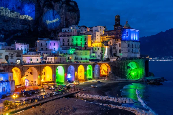 Napoli, Italia, Dicembre 2019: Luci di Natale colorate ad Atrani, Atrani è una piccola città sulla Costiera Amalfitana, Napoli, Italia . — Foto Stock