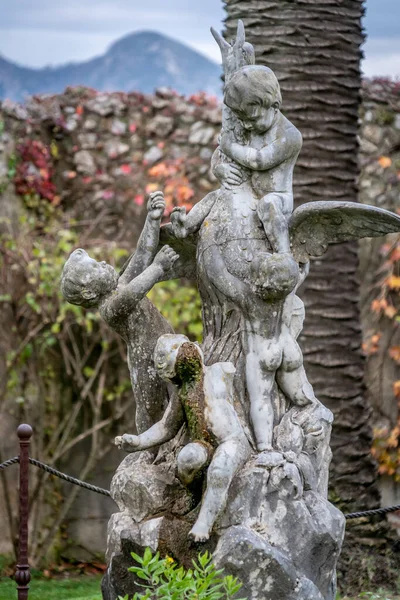 Ravello, Amalfikust, Italië, november 2019: Fontein in Villa Cimbrone, worden beschouwd als een van de belangrijkste voorbeelden van het Engelse landschap en de botanische cultuur in Zuid-Europa — Stockfoto