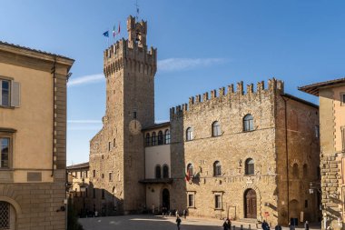 Arezzo, Toskana, İtalya, Aralık 2019 Palazzo dei Priori ve saat kulesi. Arezzo Belediye Binası 'nın koltuğu Piazza della Liberta' dadır. 14. yüzyılda yapılmış.