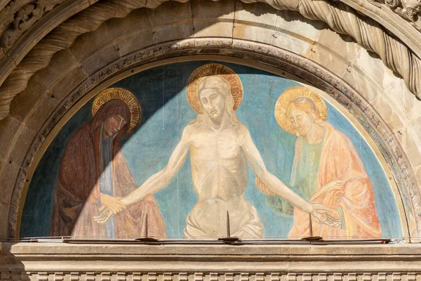 Arezzo, Toskana, İtalya, Aralık 2019: Arezzo, Arezzo 'daki Aziz Peter ve Donato Katedrali' nin kapısında Fresco. 