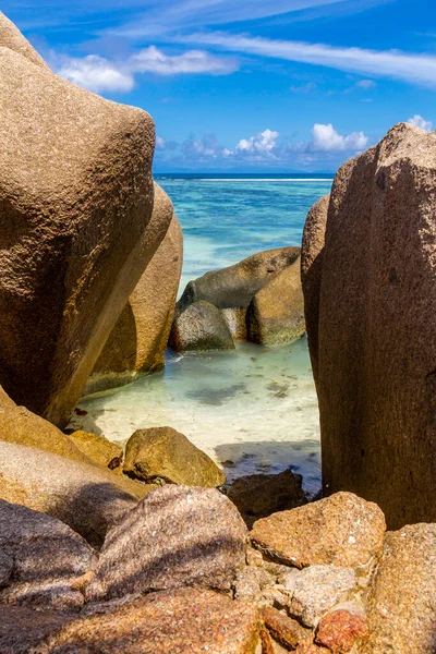 Seyşeller, inanılmaz tropikal plaj, Praslin 'deki cennet plajı, Seyşeller Adası. Yüksek kalite fotoğraf